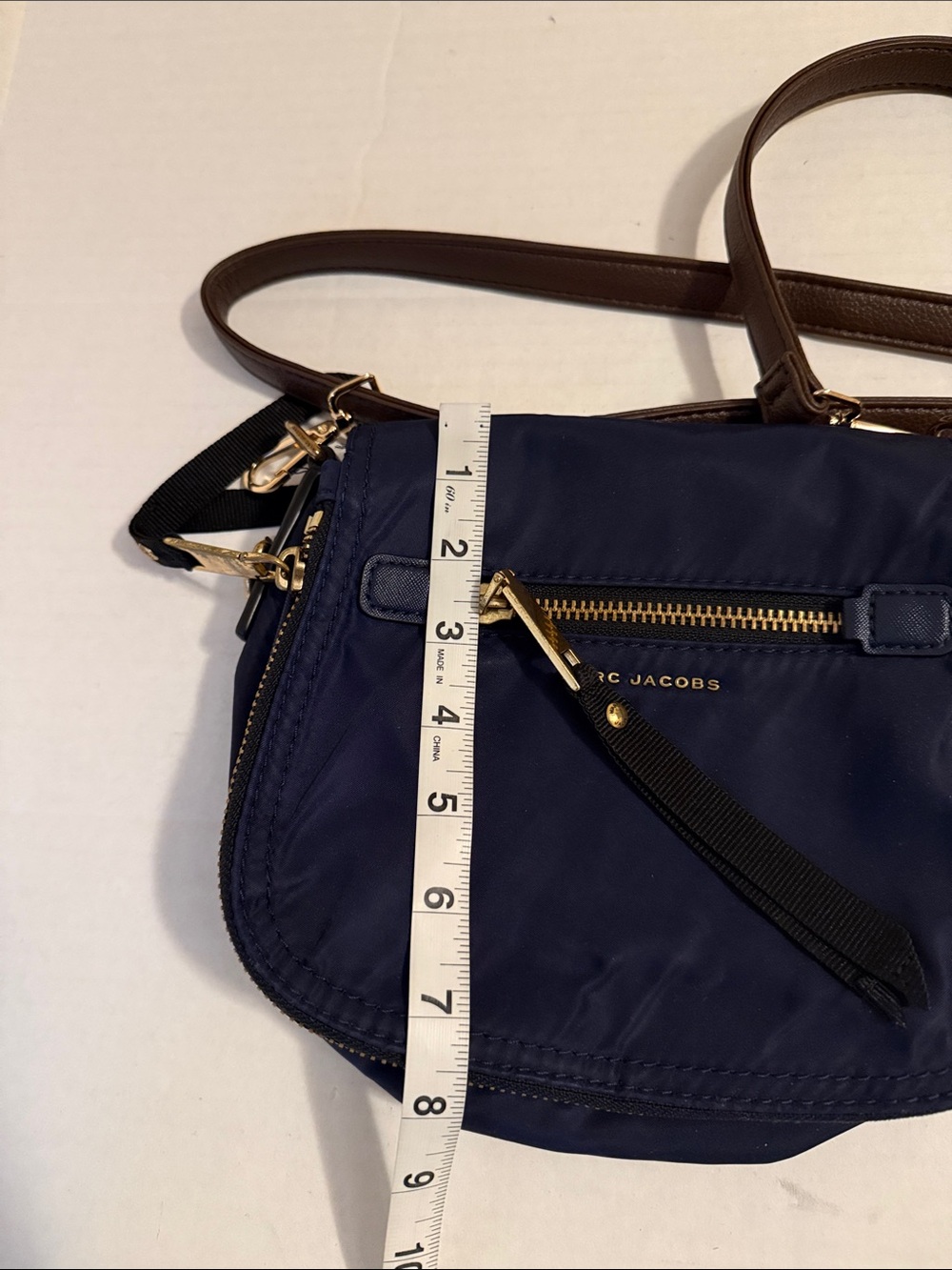 Marc Jacobs nylon Trooper Nomad crossbody, navy w/gold hardware,  zip pockets. - Picture 13 of 14